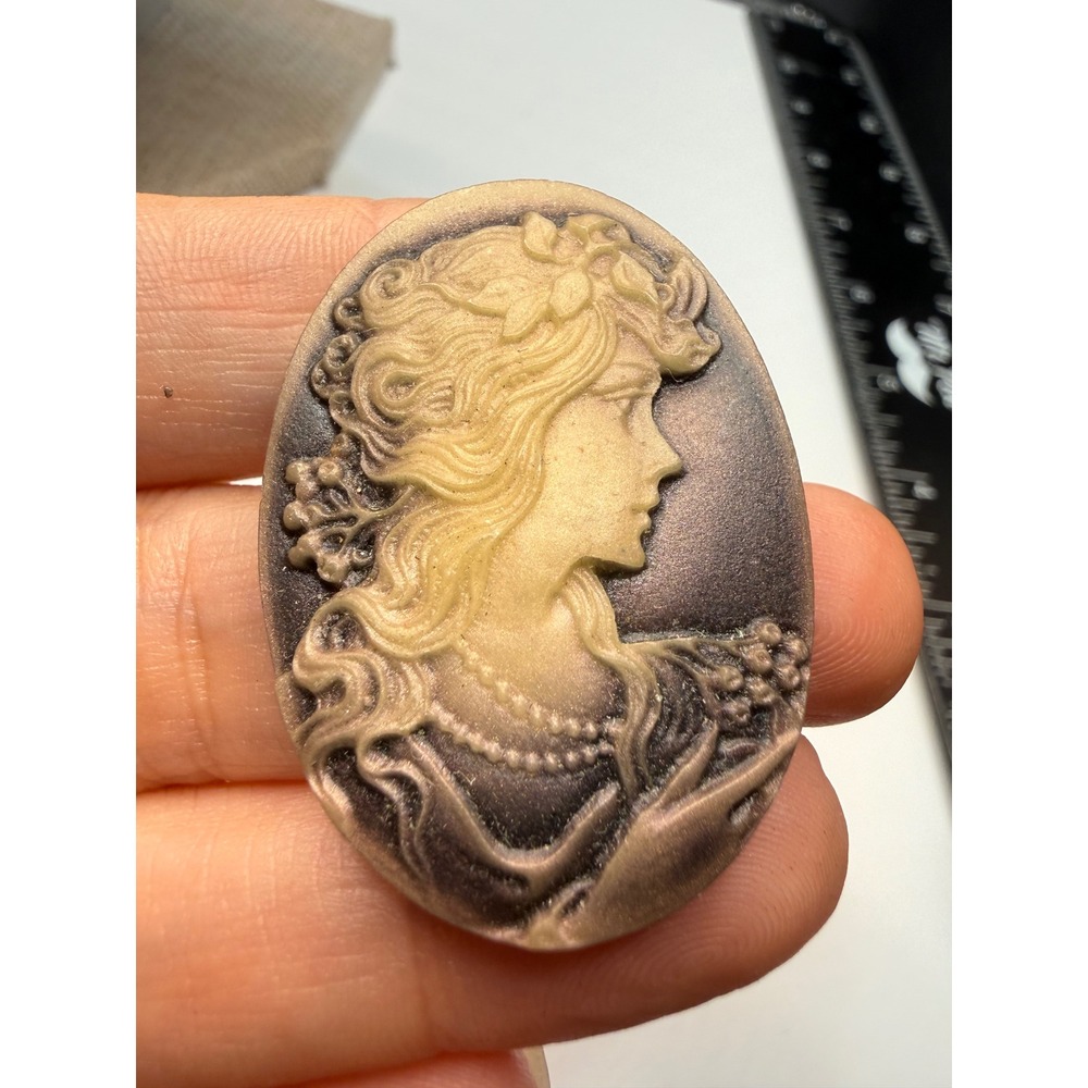 Vintage Style Victorianā Lady Cameo Brooch Brown Cream Oval Resin Pin Accessory